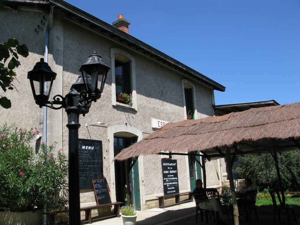Ancienne gare d’Espiet reconvertie en halte-café sur la piste Roger-Lapébie