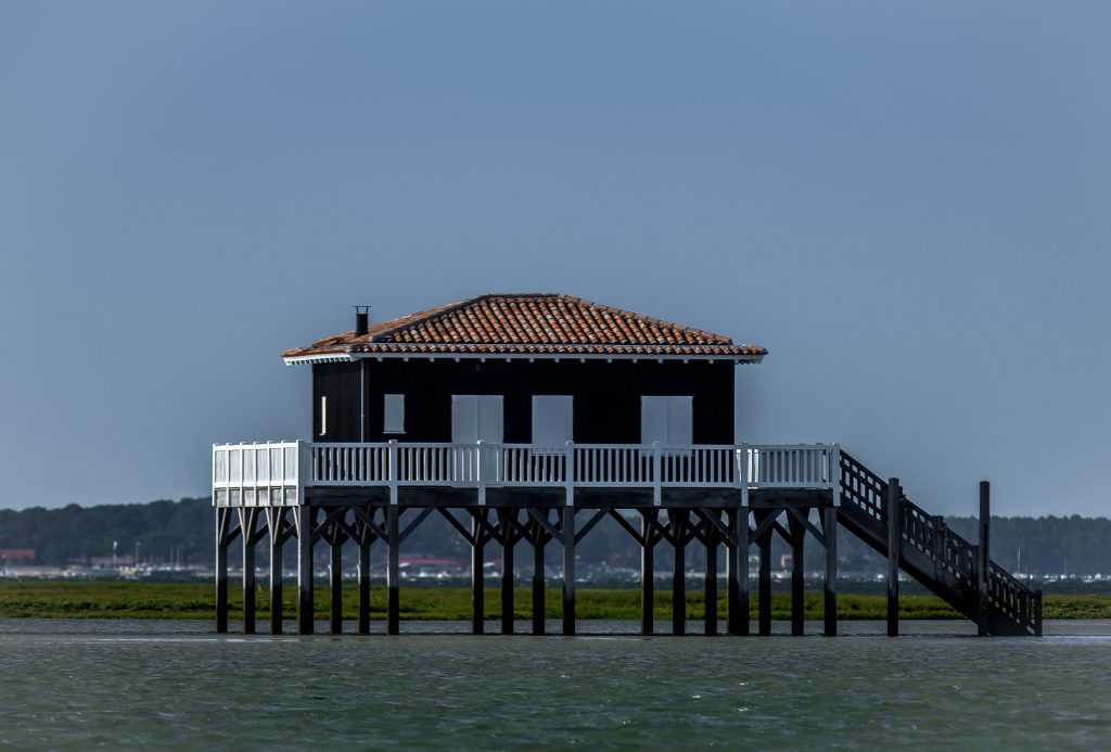 Cabane tchanquée sur pilotis au milieu du bassin d’Arcachon