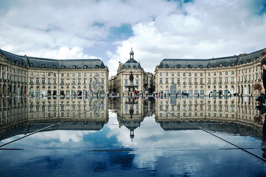 La place de la Bourse à Bordeaux se reflétant dans le miroir d’eau