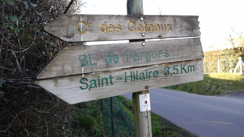 Panneau en bois du Circuit des Coteaux indiquant Fargues-Saint-Hilaire