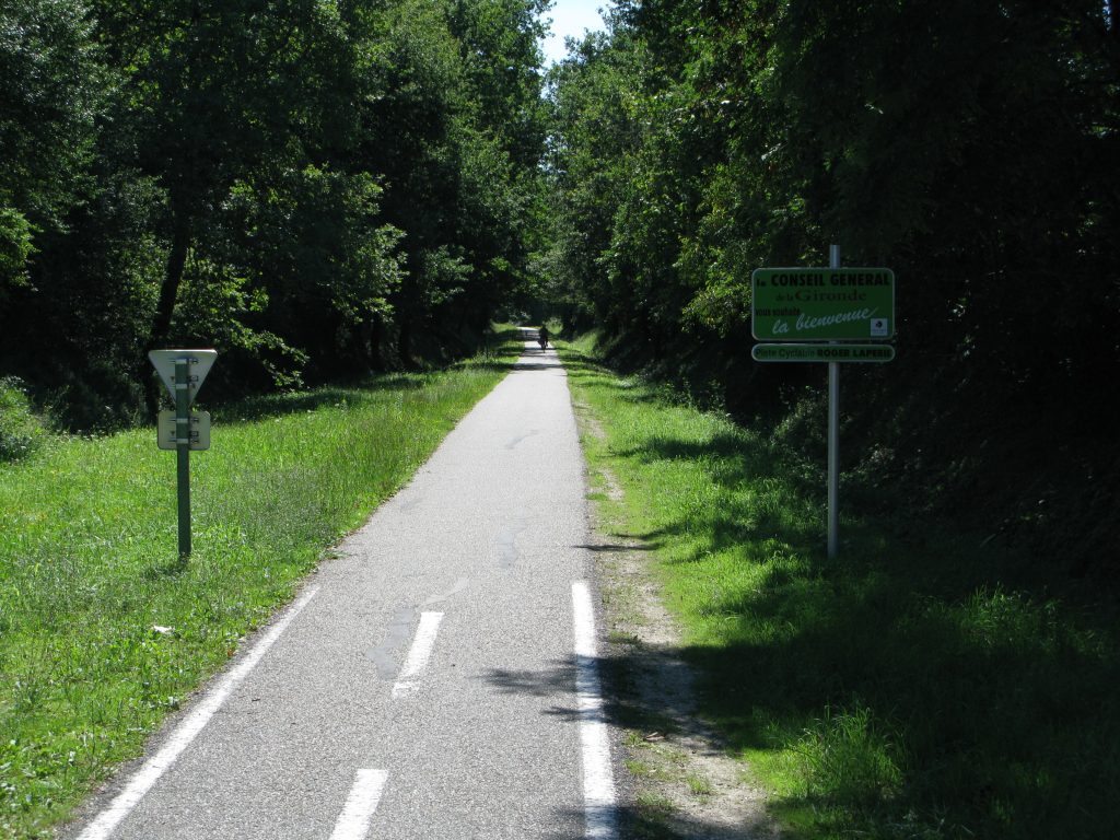 La voie verte Roger-Lapébie sous les arbres, entre Bordeaux et Sauveterre-de-Guyenne