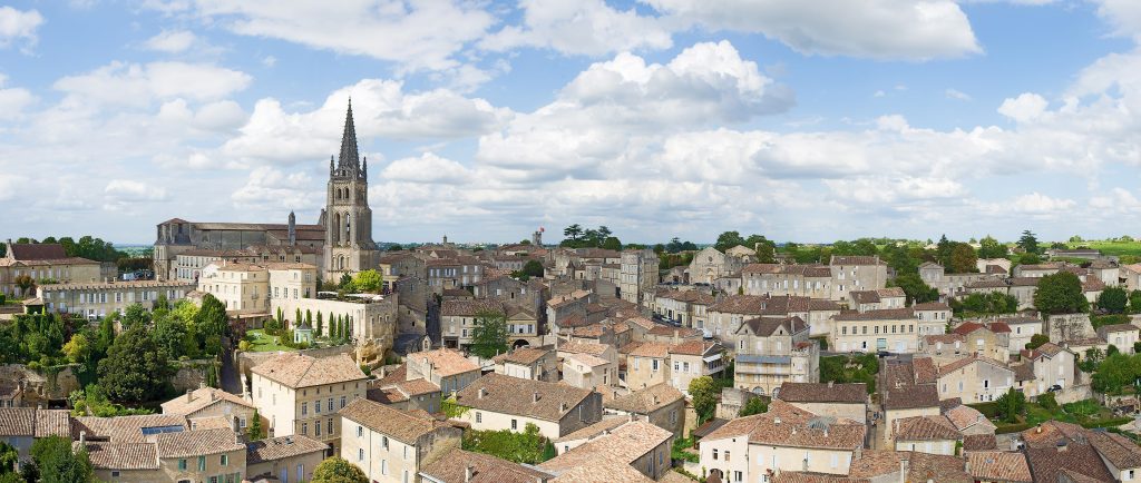Vue panoramique de Saint-Émilion et de son clocher au milieu des vignes