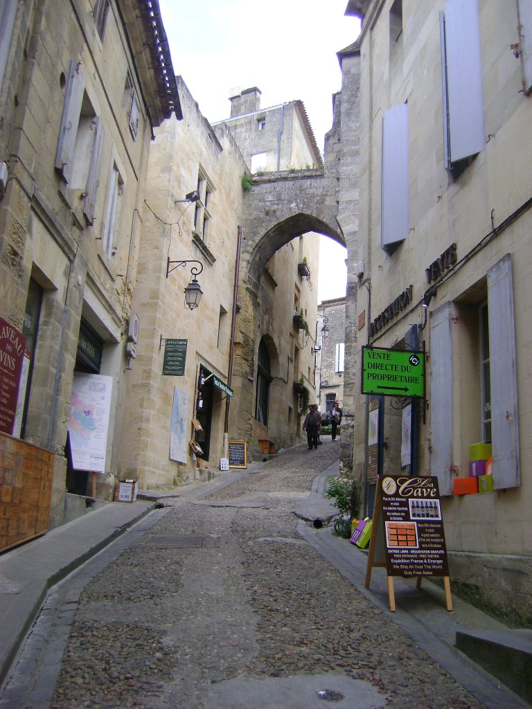 Ruelle pavée de Saint-Émilion et porte ancienne