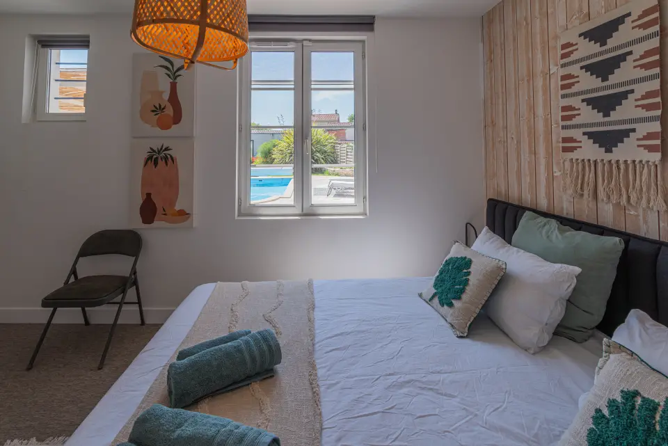 Chambre avec vue sur la piscine