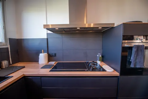 La cuisine, gaz et induction