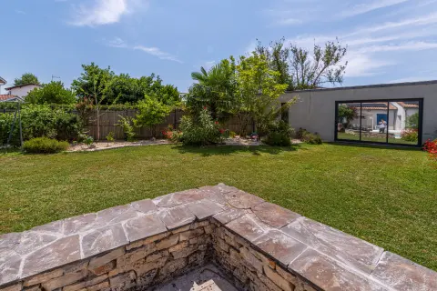 800 m² de jardin clos et arboré