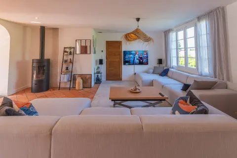 Le grand salon, son poêle et ses canapés