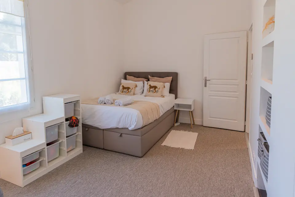 Chambre avec lit double et rangements