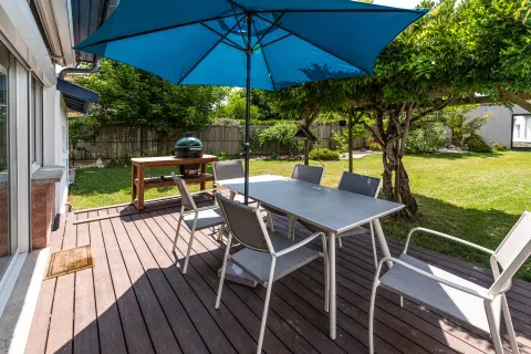 La terrasse côté jardin, son coin repas ombragé et le barbecue