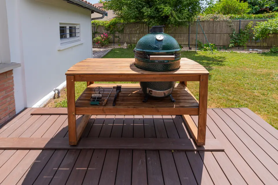 Terrasse avec le barbecue Big Green Egg