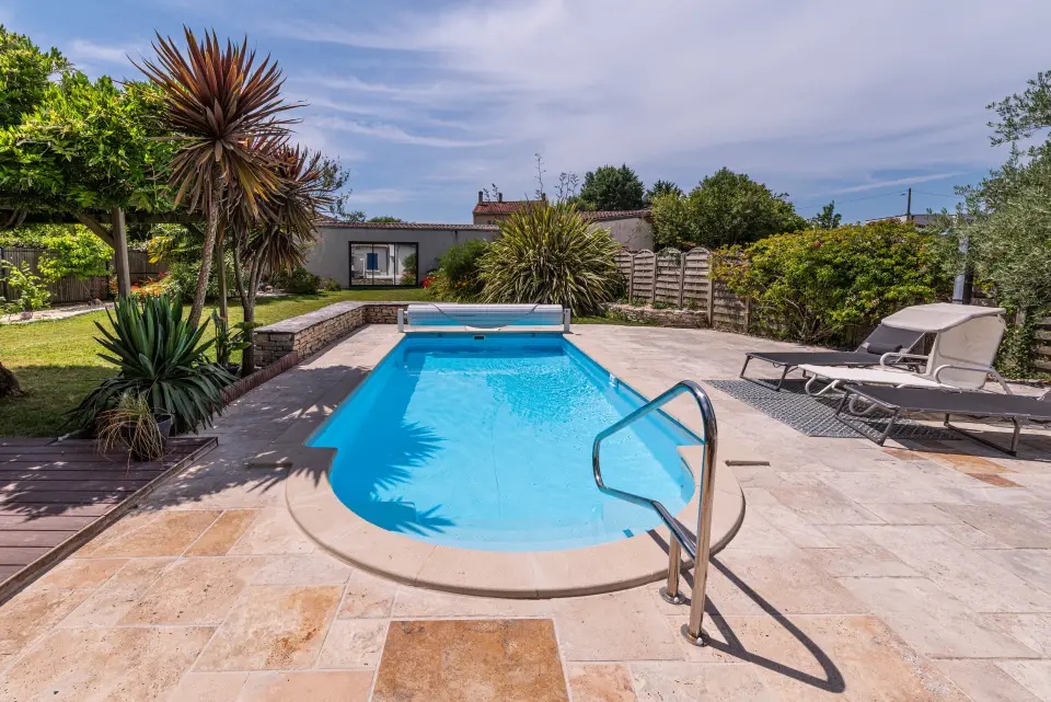 La piscine chauffée, sa terrasse ensoleillée et ses bains de soleil
