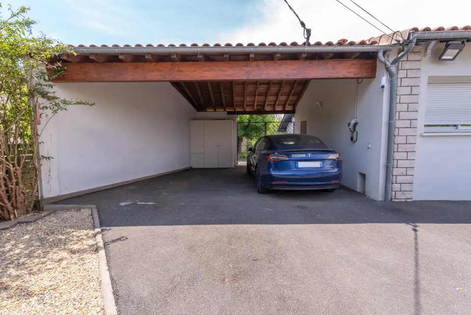 Le carport couvert : stationnement à l’ombre, dans la propriété