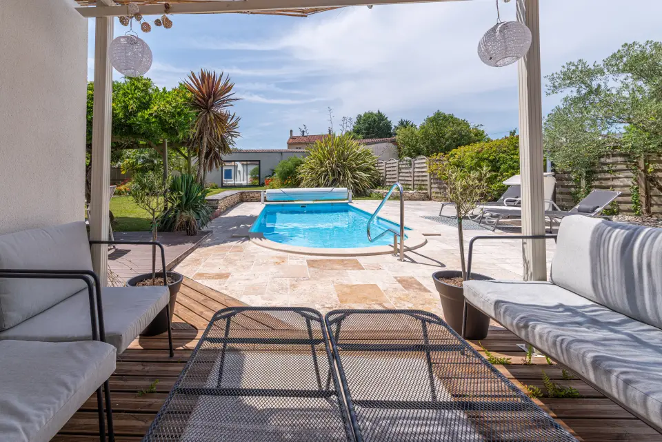 La piscine et le salon de jardin à l’ombre, le soir